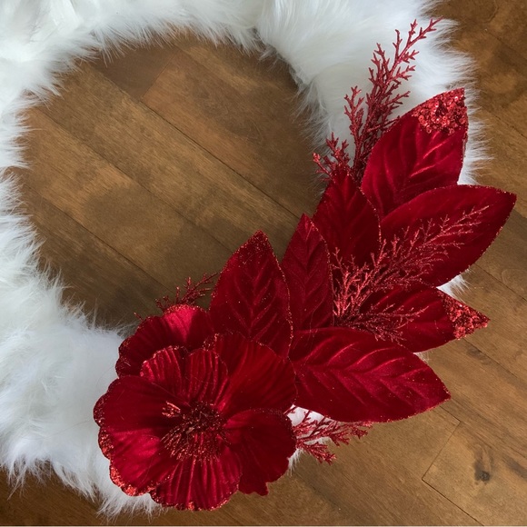 GLAM FAUX FUR HOLIDAY WREATH (WHITE/RED) - Picture 5 of 5